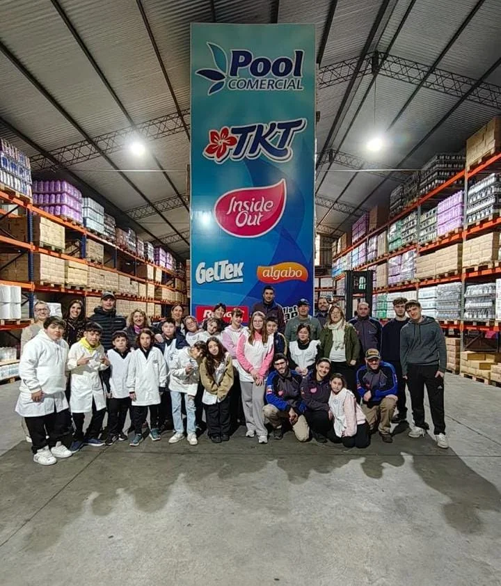 Alumnos de la Escuela de Cañada de Ucle durante su visita a Pool Comercial