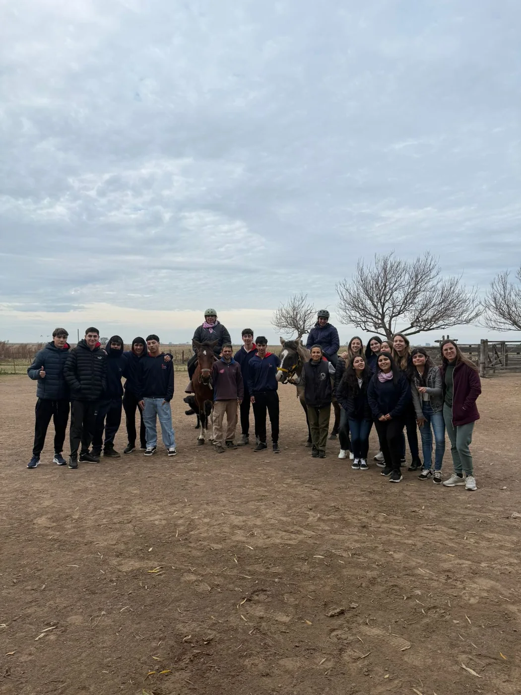 Alumnos durante la actividad de equinoterapia posterior a la visita a Pool Comercial