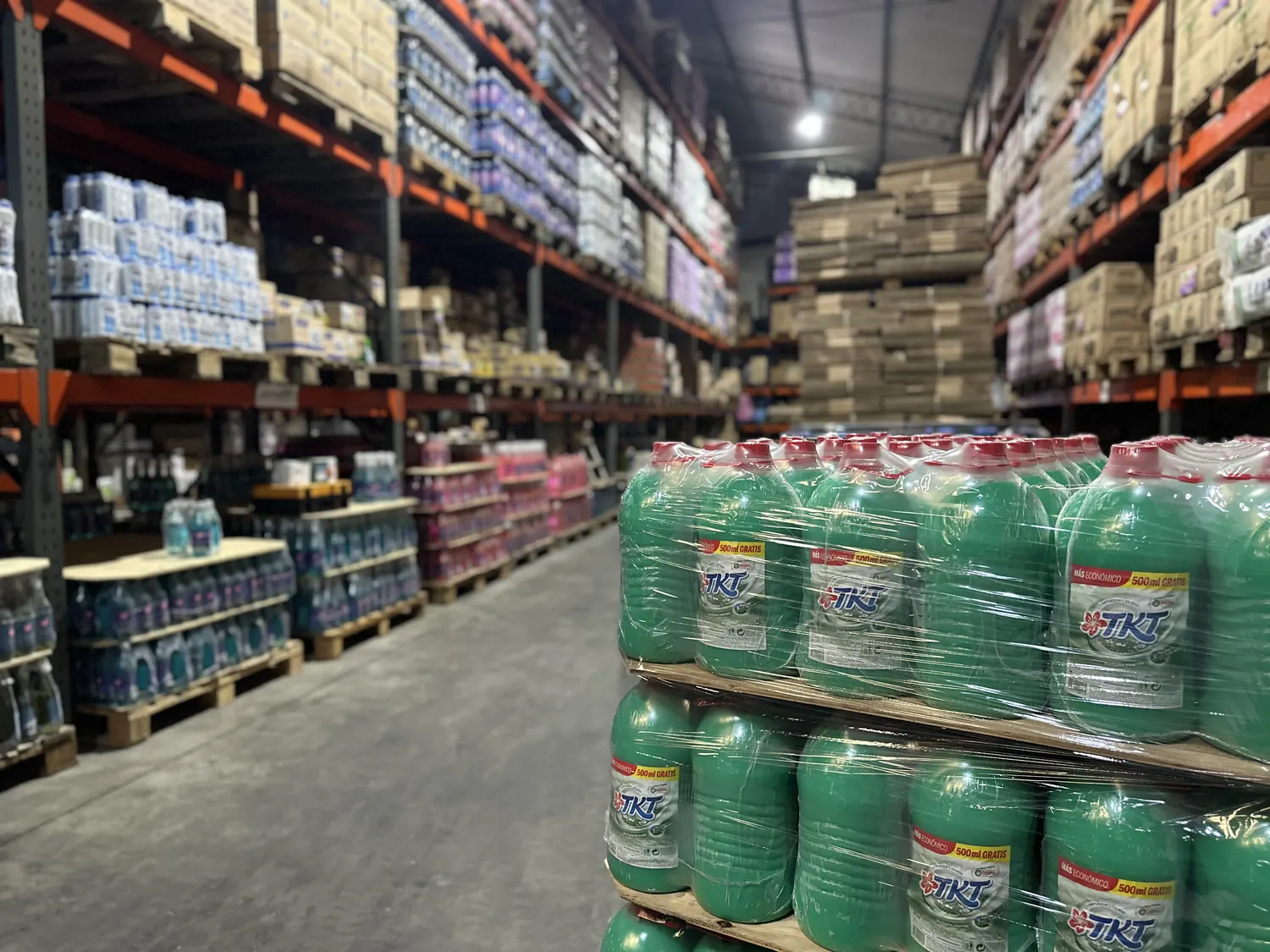 Productos listos para reventa en el depósito