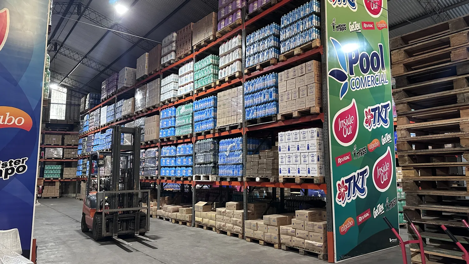 Pasillo de stock mayorista de Pool Comercial