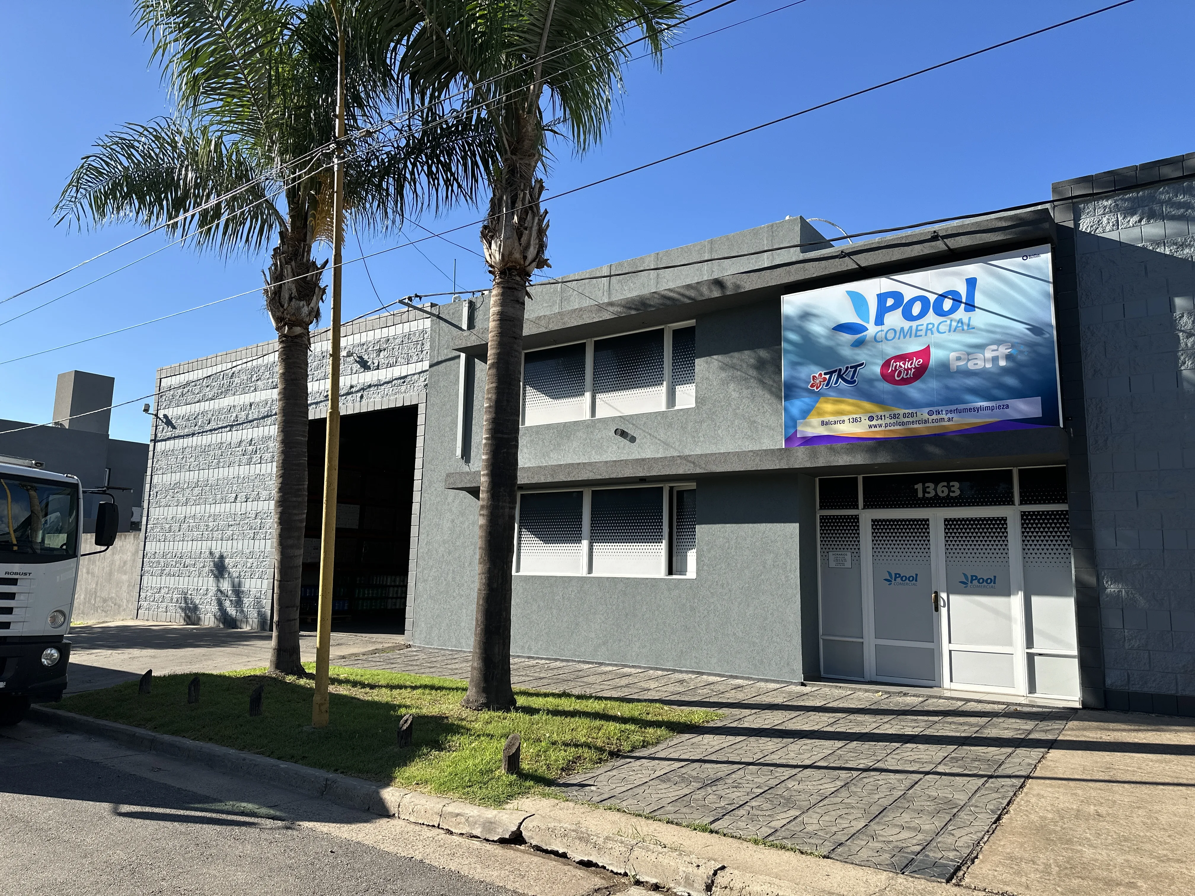 Fachada de Pool Comercial