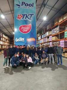 Alumnos de la Escuela Leopoldo Lugones de Sanford en su visita a Pool Comercial
