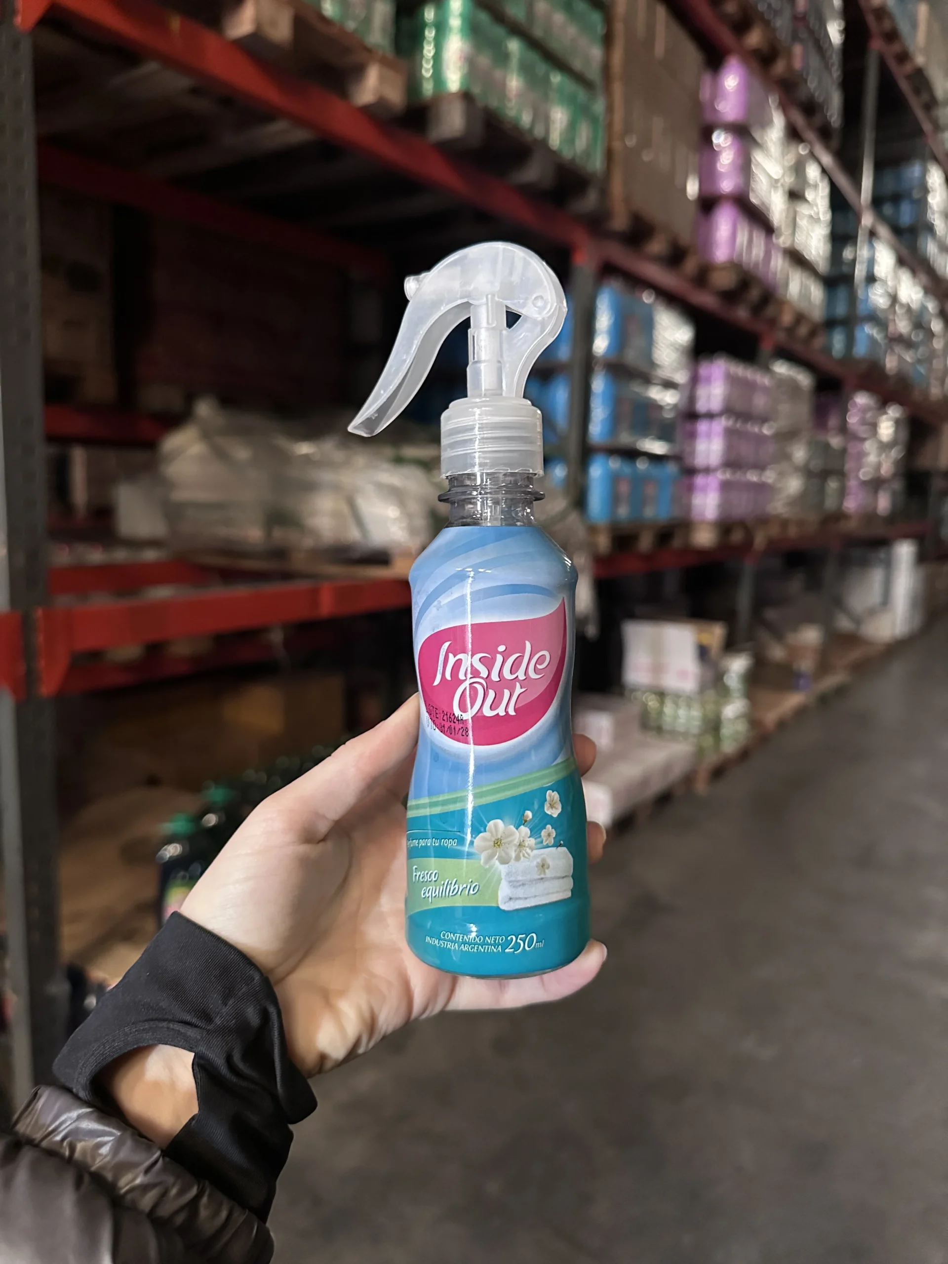 Perfume textil TKT frente a fachada